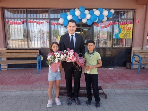 Kaymakamımız Sn Adem KARATAŞ okulun ilk günü öğrencilerin heyecanına ortak oldu.
